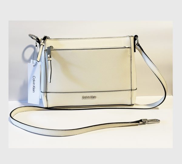 Calvin Klein bolso mediano color blanco hueso